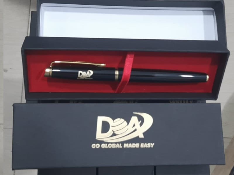 Hộp đựng bút ký khắc logo khách hàng DOA Global