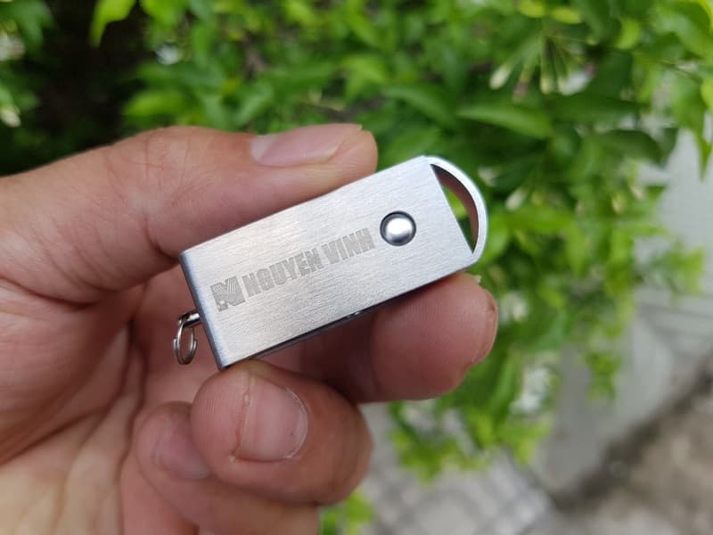 USB kim loại khắc tên nhân viên công ty